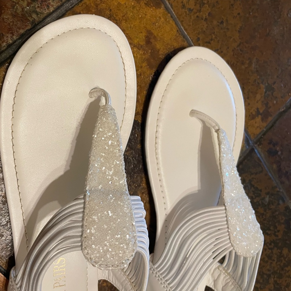 Women’s white thong sandals size 7